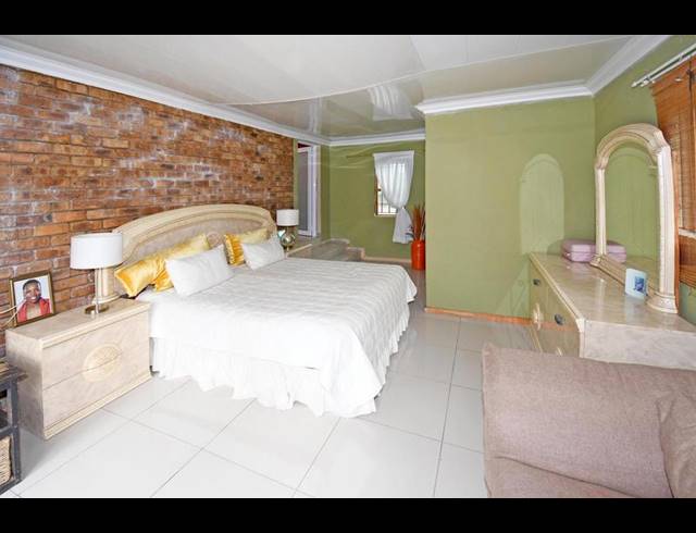 5 BEDROOM HOUSE FOR SALE IN MEREDALE EXT 04